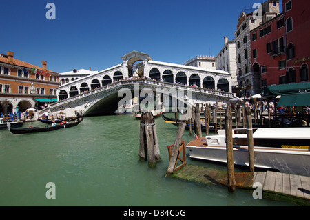 Passage des bateaux sous le célèbre Pont du Rialto, Venise Banque D'Images