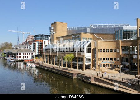 Riverside Apartments sur la Tamise à Kingston-Uopn-Thames, Surrey, England UK Banque D'Images