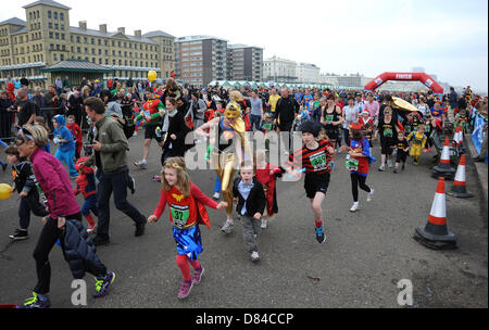 Hove, Sussex, UK. 19 mai 2013. Des centaines de personnes dont des enfants ont pris part aujourd'hui à l'exécuter en héros annuel cette année Hove Banque D'Images