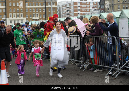Hove, Sussex, UK. 19 mai 2013. Des centaines de personnes dont des enfants ont pris part aujourd'hui à l'exécuter en héros annuel cette année Hove Banque D'Images