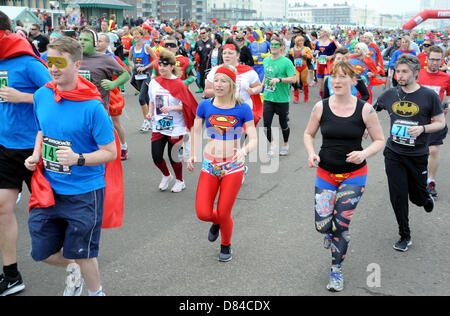 Hove, Sussex, UK. 19 mai 2013. Des centaines de personnes dont des enfants ont pris part aujourd'hui à l'exécuter en héros annuel cette année Hove Banque D'Images