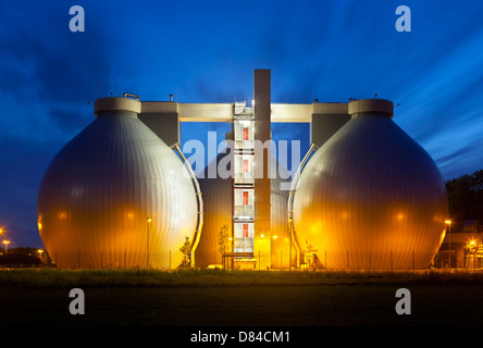 Usine de traitement des eaux usées de lumineux avec blue night sky au crépuscule. Banque D'Images