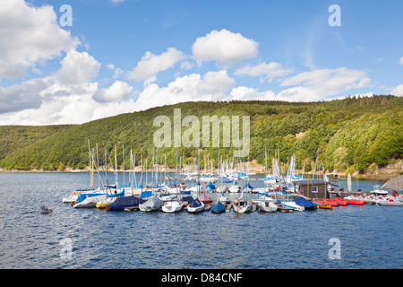 Lac Rursee marina à Schwammenauel avec ciel bleu et du soleil en été. Banque D'Images