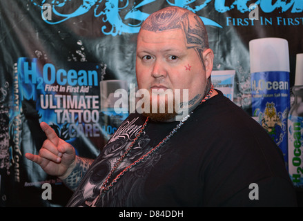 Un homme avec de multiples tatouages visage et à la tête à la 16e Convention de Tatouage de la ville de New York à Manhattan. Banque D'Images