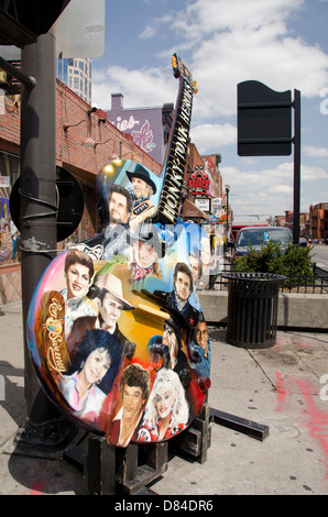 New York, Nashville. Scène de rue typique sur Broadway à 'Legends Corner' dans le centre de Nashville, à la maison de la musique country. Banque D'Images