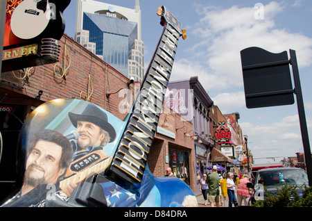 New York, Nashville. Scène de rue typique sur Broadway à 'Legends Corner' dans le centre de Nashville, à la maison de la musique country. Banque D'Images