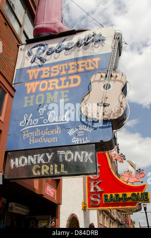 New York, Nashville. Scène de rue typique à Broadway dans le centre de Nashville, à la maison de la musique country. L'Honky Tonk Grill signe. Banque D'Images