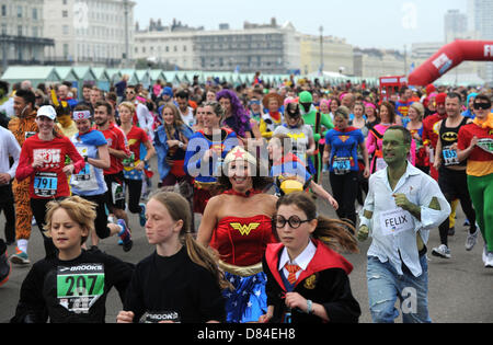 Hove, Sussex, UK. 19 mai 2013. Des centaines de personnes dont des enfants ont pris part aujourd'hui à l'exécuter en héros annuel cette année Hove Banque D'Images