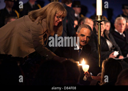 Le procureur général Eric Holder nous allume sa bougie au cours de la National des agents de la veillée aux chandelles Memorial le 13 mai 2013 à Washington, DC. Banque D'Images