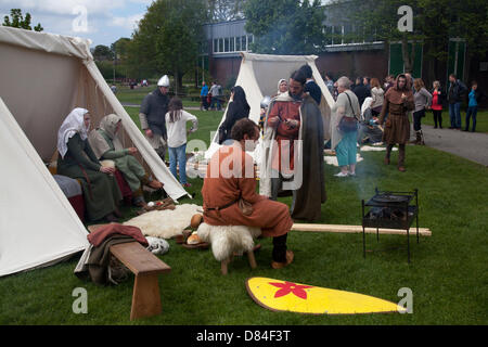 Ormskirk, Lancashire, UK 19 mai 2013. Les visiteurs à la première journée médiévale Ormskirk où 12e siècle Groupe de reconstitution Historia Normannis prendre les gens dans le temps, avec la vie quotidienne au 12ème siècle. Le premier événement organisé par West Lancashire Borough Council's Service des gardes dans le parc Coronation. Historia Normannis est un groupe de Reconstitution du 12e siècle, en mettant l'accent sur les événements entre le règne d'Henri I et le roi Jean. Credit : Mar Photographics/Alamy Live News Banque D'Images