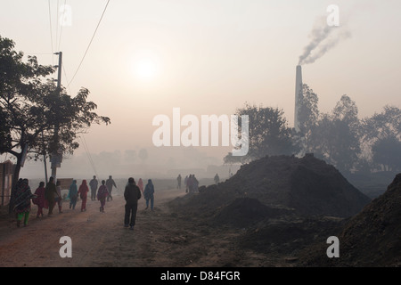 Les travailleurs du vêtement d'aller au travail tôt le matin à Gazipur, Dhaka, Bangladesh Banque D'Images