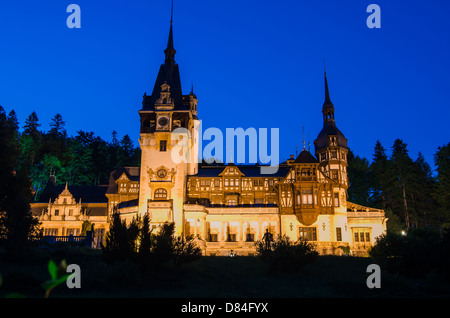 Vue de nuit sur le château de Peles de Sinaia, Prahova Valey Banque D'Images