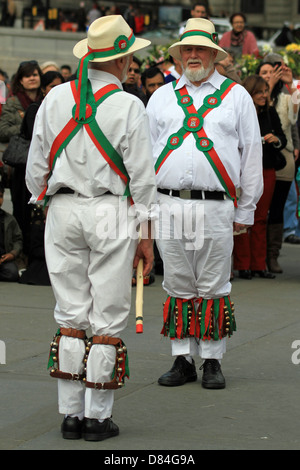 Winchester morris men au Westminster Morris Men Journée de la danse 2013 à Trafalgar Square à Londres Banque D'Images