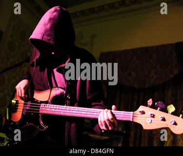 Le 1975 joue le Old Ship Hotel dans le cadre de la Grande Évasion Festival 2013 le 18/05/2013 à Brighton. Les personnes sur la photo : Matthew Healy (chant/guitare), Adam Hann (guitare), George Daniel (batterie), et Ross MacDonald (basse). Photo par Julie Edwards Banque D'Images