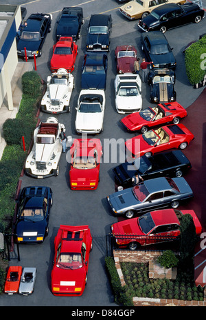 Une vue de dessus de véhicules exotiques et coûteux pour la vente à une clientèle huppée de voitures usagées à Beverly Hills à Los Angeles County, Californie, USA. Banque D'Images