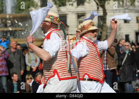 Thaxted morris men au Westminster Morris Men Journée de la danse 2013 à Trafalgar Square à Londres Banque D'Images