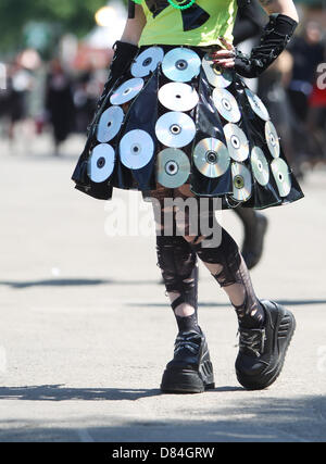 Leipzig, Allemagne. 19 mai, 2013. Participant de la 22e 'Wave Gotik Festival' pose pour une photo à Leipzig, Allemagne, 19 mai 2013. Ville de Leipzig s'attend à ce que près de 20 000 visiteurs pendant le festival. Photo : Sebastian Willnow/dpa/Alamy Live News Banque D'Images