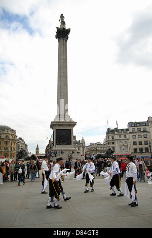 Ravensbourne morris men au Westminster Morris Men Journée de la danse 2013 à Trafalgar Square à Londres Banque D'Images