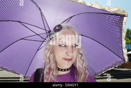 Leipzig, Allemagne. 19 mai, 2013. Participant de la 22e 'Wave Gotik Festival' pose pour une photo à Leipzig, Allemagne, 19 mai 2013. Ville de Leipzig s'attend à ce que près de 20 000 visiteurs pendant le festival. Photo : Sebastian Willnow/dpa/Alamy Live News Banque D'Images