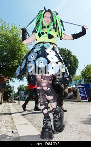 Leipzig, Allemagne. 19 mai, 2013. Participant de la 22e 'Wave Gotik Festival' pose pour une photo à Leipzig, Allemagne, 19 mai 2013. Ville de Leipzig s'attend à ce que près de 20 000 visiteurs pendant le festival. Photo : Sebastian Willnow/dpa/Alamy Live News Banque D'Images