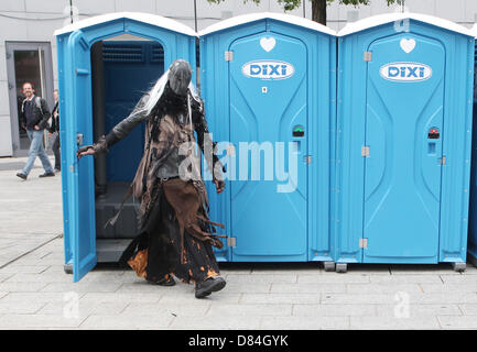 Leipzig, Allemagne. 19 mai, 2013. Participant de la 22e 'Wave Gotik Festival' quitte les toilettes à Leipzig, Allemagne, 19 mai 2013. Ville de Leipzig s'attend à ce que près de 20 000 visiteurs pendant le festival. Photo : Sebastian Willnow/dpa/Alamy Live News Banque D'Images