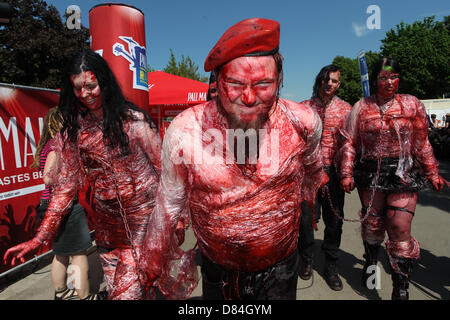 Leipzig, Allemagne. 19 mai, 2013. Les participants de la 22e 'Wave Gotik Festival' posent pour une photo à Leipzig, Allemagne, 19 mai 2013. Ville de Leipzig s'attend à ce que près de 20 000 visiteurs pendant le festival. Photo : Sebastian Willnow/dpa/Alamy Live News Banque D'Images