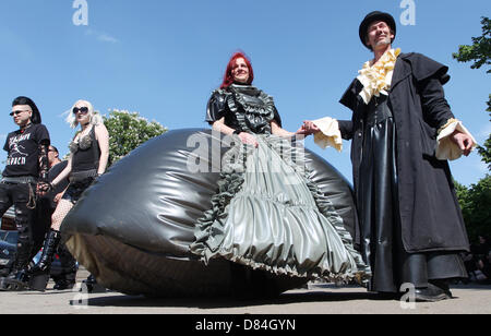 Leipzig, Allemagne. 19 mai, 2013. Les participants de la 22e 'Wave Gotik Festival' posent pour une photo à Leipzig, Allemagne, 19 mai 2013. Ville de Leipzig s'attend à ce que près de 20 000 visiteurs pendant le festival. Photo : Sebastian Willnow/dpa/Alamy Live News Banque D'Images