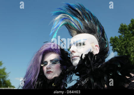 Leipzig, Allemagne. 19 mai, 2013. Les participants de la 22e 'Wave Gotik Festival' posent pour une photo à Leipzig, Allemagne, 19 mai 2013. Ville de Leipzig s'attend à ce que près de 20 000 visiteurs pendant le festival. Photo : Sebastian Willnow/dpa/Alamy Live News Banque D'Images