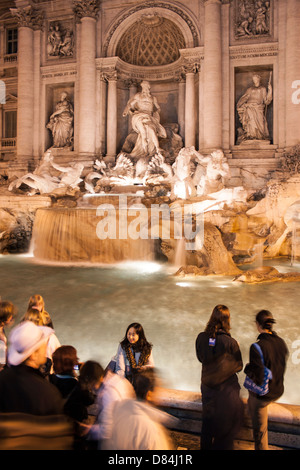 Fontaine de Trevi illuminé la nuit, Rome, Italie Banque D'Images