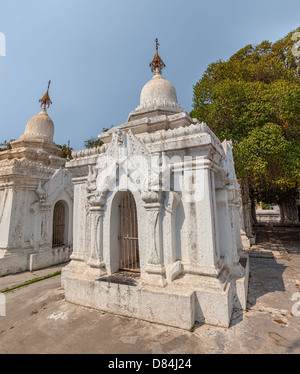 La plus grande réserve en pagode Kuthodaw avec 729 inscriptions en pierre (pièces) en blanc stupas Banque D'Images