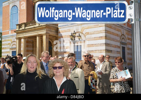 Managers de Festival Katharina Wagner (L) et Eva-Wagner-Pasquier posent devant la rue 'Wolfgang-Wagner-Platz' en face de l'Bayreuther Festspielhaus Bayreuth, Allemagne, 19 mai 2013. PHOTO : DAVID EBENER Banque D'Images