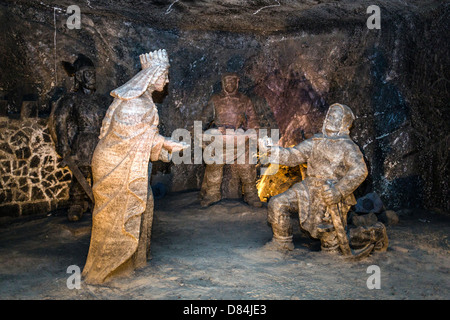 Des statues de sel de Prince de Pologne propose à la fille royale, Kinga à la mine de sel de Wieliczka, Wieliczka, Cracovie, Pologne Banque D'Images