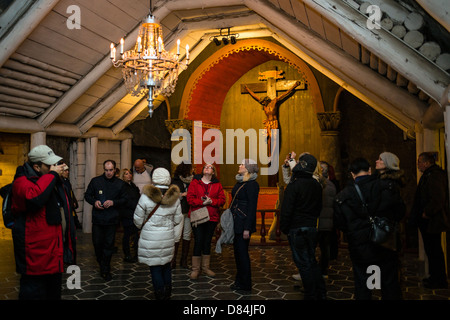 Les touristes dans la mine de sel de Wieliczka, Wieliczka, Pologne, Europe Banque D'Images