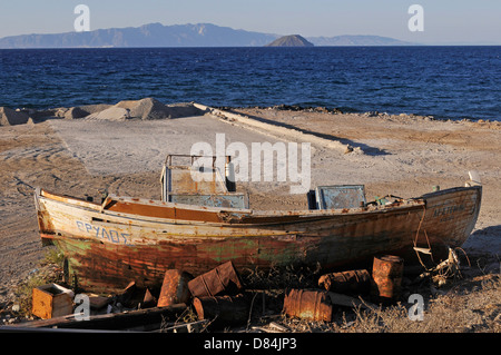Bateau de pêche abandonnés, Nissiros, Grèce Banque D'Images