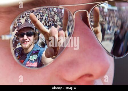 Gelsenkirchen, Allemagne, 19 mai 2013. Heavy metal fans célébrer au cours de la Rock Hard Festival à Gelsenkirchen, Allemagne, 19 mai 2013. PHOTO : FRISO GENTSCH/dpa/Alamy Live News Banque D'Images