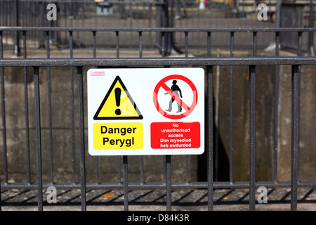 Aucun signe de danger l'accès non autorisé en gallois et en anglais, Cardiff Bay Cardiff , Barrage Sud, Glamorgan, Pays de Galles, Royaume-Uni Banque D'Images