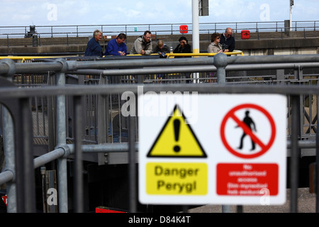 Aucun signe de danger l'accès non autorisé en gallois et en anglais, Cardiff Bay Cardiff , Barrage Sud, Glamorgan, Pays de Galles, Royaume-Uni Banque D'Images