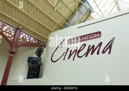 Projecteur de films cinéma à la gare une ancienne gare ferroviaire de Richmond Yorkshire maintenant un centre d'arts cinéma et café Banque D'Images