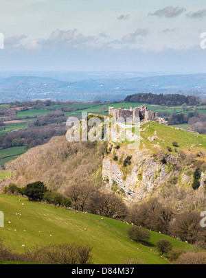 Carreg Cennen Castle est situé de façon spectaculaire sur une falaise de calcaire sur le bord des Brecon Beacons, dans le sud du Pays de Galles UK Banque D'Images