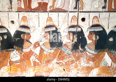 Détail de l'ancienne peinture murale égyptienne des femmes dans l'Égypte ancienne Banque D'Images