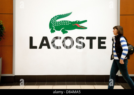 Lacoste Crocodile - le logo Lacoste sur un grand panneau pour la boutique de mode Lacoste, Royaume-Uni Banque D'Images