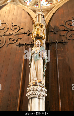 La statue de saint Pierre entre les grandes portes de l'Ouest, la cathédrale York Minster, York, Yorkshire UK Banque D'Images