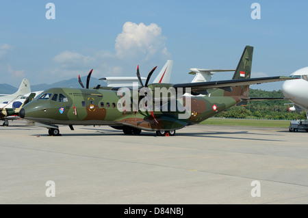 26 mars 2013 - Un EADS CASA C-295 de l'Indonesian Air Force en exposition statique à l'aéroport de Langkawi, Malaisie. Banque D'Images