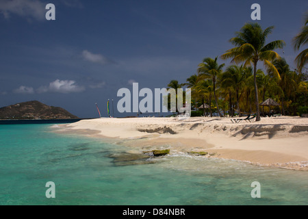 Belle plage de Casuarina, palmiers, mer des Caraïbes et des voiles colorés. Banque D'Images