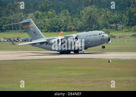 30 mars 2013 - Un Boeing C-17 Globemaster III de l'US Air Force qui a décollé de l'aéroport de Langkawi, Malaisie. Banque D'Images