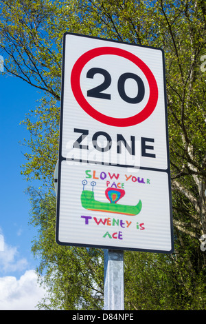 20, Twenty MPH panneau routier près de l'école dans le nord-est de l'Angleterre, Royaume-Uni. LTN, quartier à faible trafic, zone à faible trafic...concept Banque D'Images