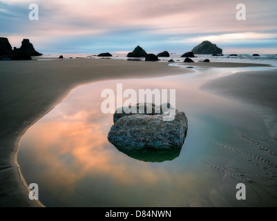 Marée basse extérieure et le coucher du soleil. Bandon, Oregon. Banque D'Images