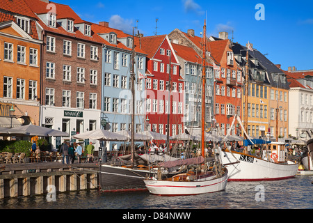 Copenhague, Danemark - 25 août : des personnes non identifiées, profitant du beau temps à ouvrir ses cafés de la célèbre promenade de Nyhavn, le 25 août 2010 à Copenhague, Danemark. de Nyhavn est un des plus célèbre monument de Copenhague. Banque D'Images