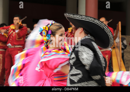 Mariachi mexicaine chanteurs et danseurs d'effectuer en Afrique de l'Fest-Victoria au Centennial Square, British Columbia, Canada. Banque D'Images