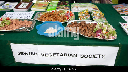 Londres, Royaume-Uni. 19 mai, 2013. Le Gefiltefest London Jewish Food Festival le dimanche 19 mai 2013 à North London's Ivy House, en collaboration avec le Centre culturel juif de Londres (LJCC), Londres, Angleterre. Gefiltefest est une nouvelle colonie juive de la charité qui cherchent à modifier la façon dont la communauté juive pense à l'alimentation. Credit : Adina Tovey/Alamy Live News Banque D'Images